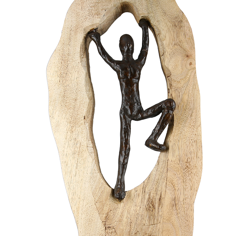 Skulptur „Mountainclimber“ aus naturbelassenem Mangoholz, handgefertigt   
