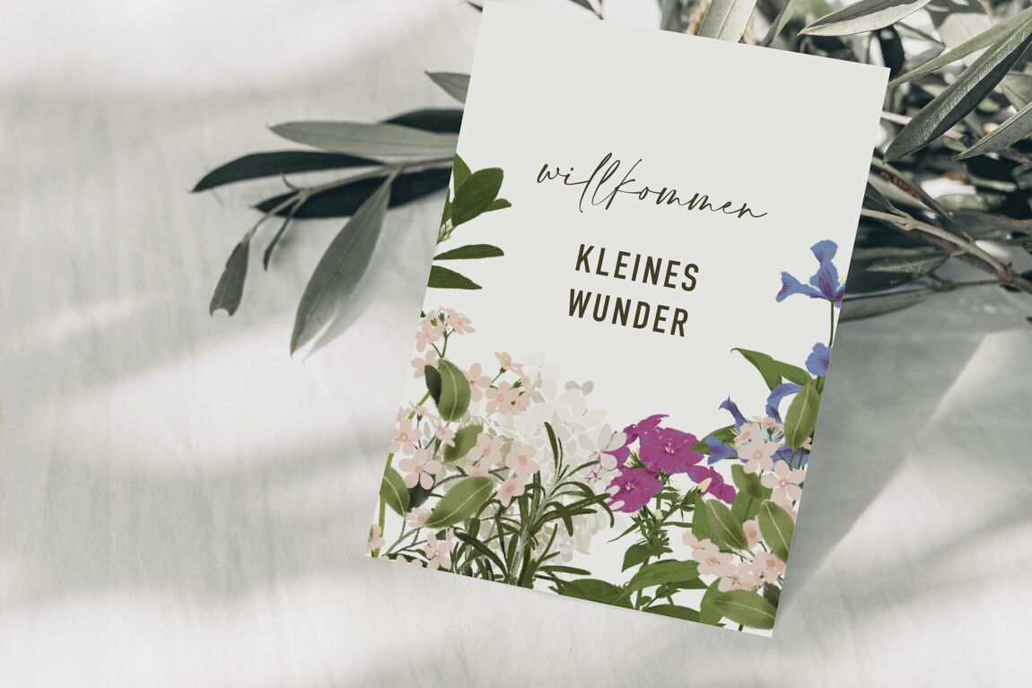 Postkarte 'Willkommen kleines Wunder' mit Blumen