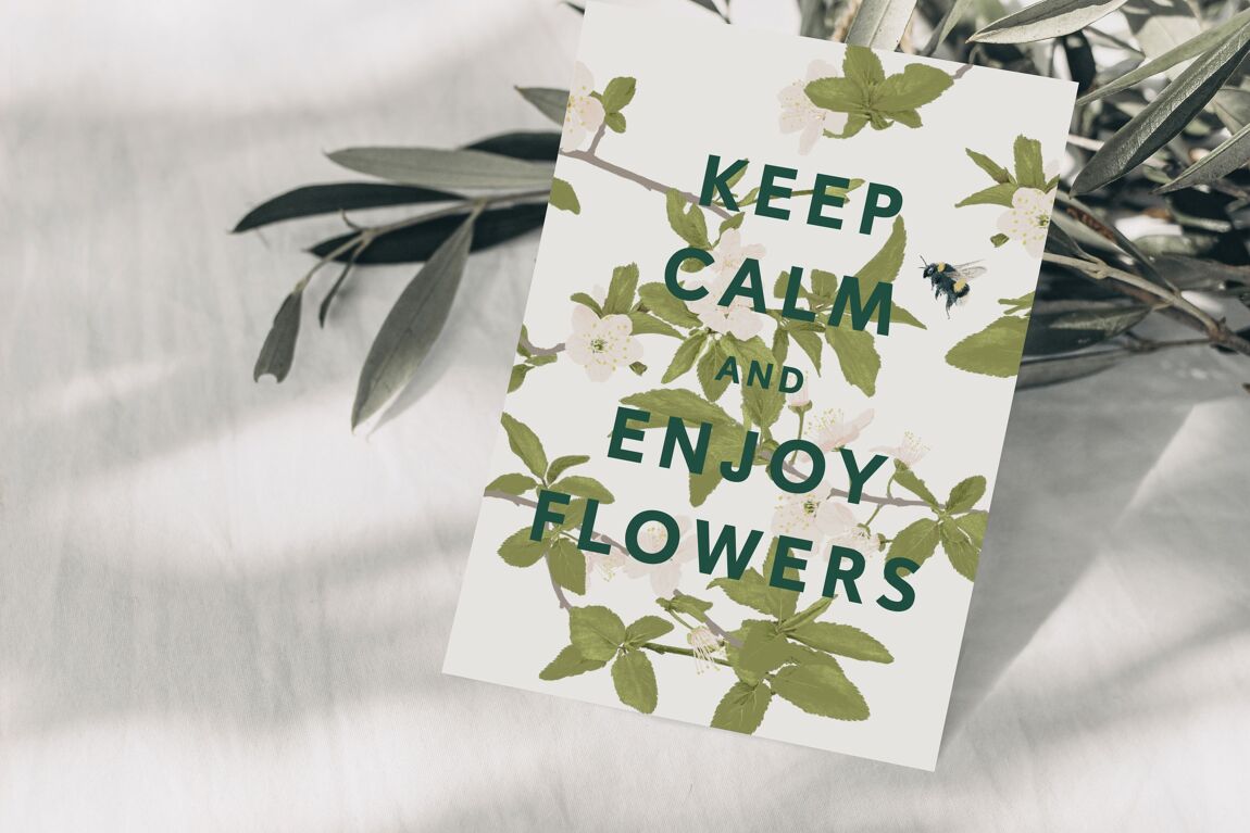 Postkarte 'keep calm' Kirschblüten mit Hummel