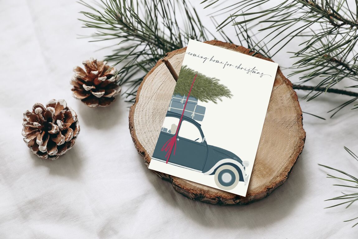 Postkarte Weihnachtsauto mit Geschenken und Baum